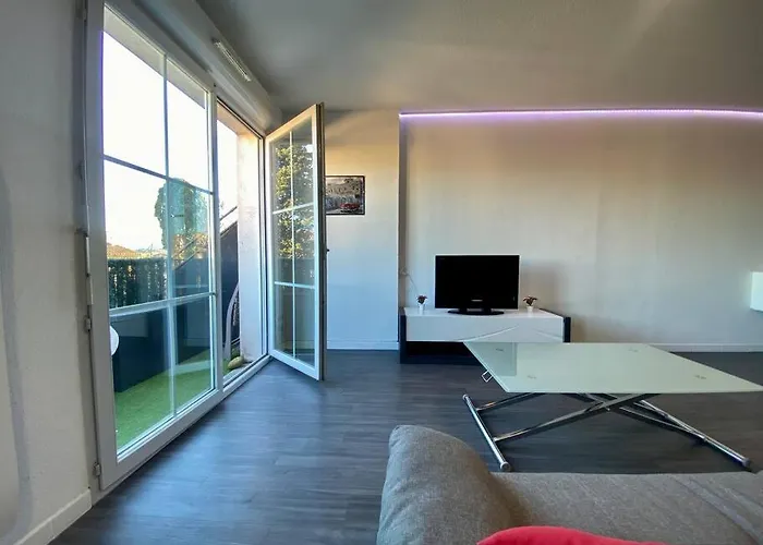 Le 24 Fevrier - Parking & Piscine - Vue Cite Medievale