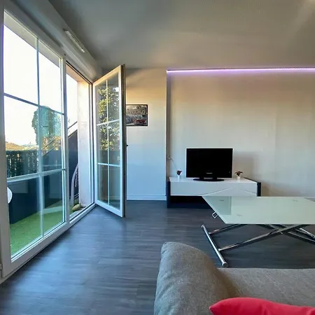 Le 24 Février - Lumineux Avec Balcon Et Parking Gratuit